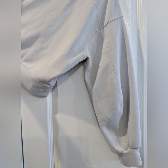 Lululemon Softstreme Perfectly Oversized Cropped Chrome Crew Sweatshirt Size 8 - Picture 11 of 14